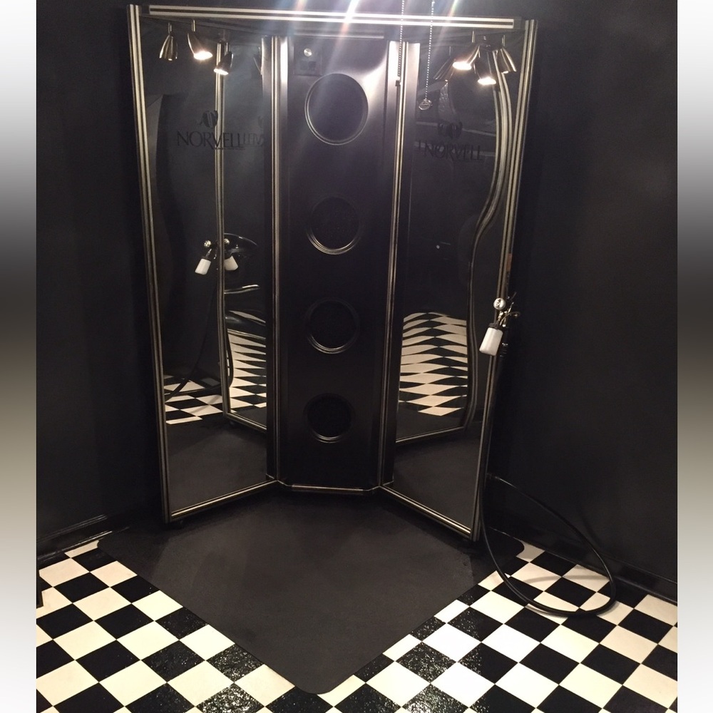 Norvell spray tan mirror wall booth